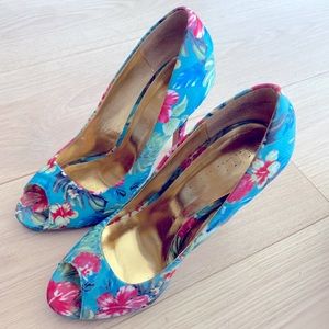 Floral peep toe pumps